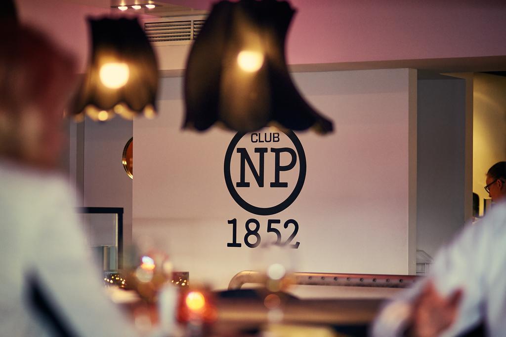 Hampshire Hotel - Newport Huizen Esterno foto