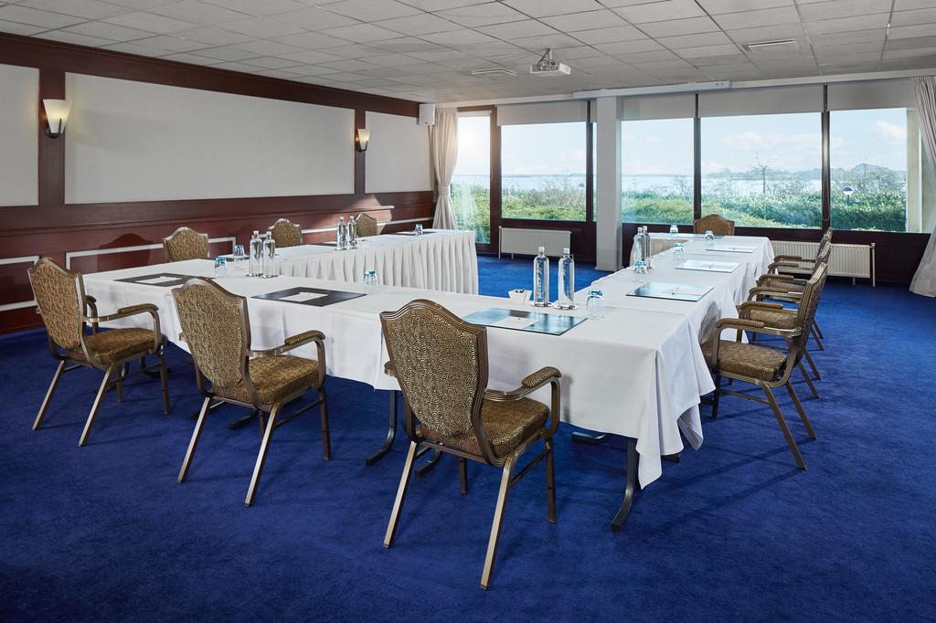 Hampshire Hotel - Newport Huizen Esterno foto